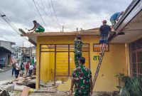 Gotong royong membongkar rumah warga yang terdampak tanah amblas akibat rusaknya saluran gorong-gorong di Kampung Kasiran Baru, Kelurahan Mlipak, Kecamatan Wonosobo, Minggu (19/1/2026).