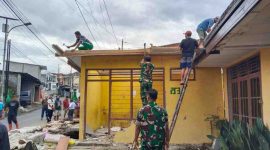 Gotong royong membongkar rumah warga yang terdampak tanah amblas akibat rusaknya saluran gorong-gorong di Kampung Kasiran Baru, Kelurahan Mlipak, Kecamatan Wonosobo, Minggu (19/1/2026).