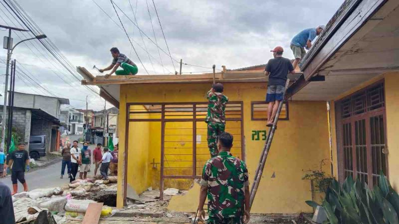 Gotong royong membongkar rumah warga yang terdampak tanah amblas akibat rusaknya saluran gorong-gorong di Kampung Kasiran Baru, Kelurahan Mlipak, Kecamatan Wonosobo, Minggu (19/1/2026).