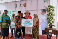 Bupati Wonosobo, Afif Nurhidayat menyerahkan bantuan Baznas.