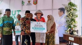 Bupati Wonosobo, Afif Nurhidayat menyerahkan bantuan Baznas.