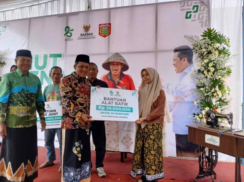 Bupati Wonosobo, Afif Nurhidayat menyerahkan bantuan Baznas.