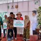 Bupati Wonosobo, Afif Nurhidayat menyerahkan bantuan Baznas.
