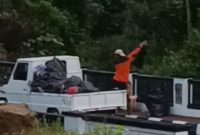 Tangkapan layar video pembuangan sampah di hulu Sungai Serayu.