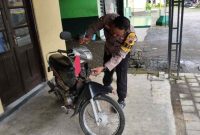 Polisi menunjukan barang bukti pencurian sepeda motor yang terjadi di pinggir Sungai Magung, tepatnya di wilayah Alas Jemblong, Dusun Banaran, Desa Kalierang, Kecamatan Selomerto, Rabu (14/1/2026) sekitar pukul 18.00 WIB.