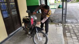 Polisi menunjukan barang bukti pencurian sepeda motor yang terjadi di pinggir Sungai Magung, tepatnya di wilayah Alas Jemblong, Dusun Banaran, Desa Kalierang, Kecamatan Selomerto, Rabu (14/1/2026) sekitar pukul 18.00 WIB.