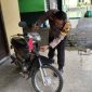Polisi menunjukan barang bukti pencurian sepeda motor yang terjadi di pinggir Sungai Magung, tepatnya di wilayah Alas Jemblong, Dusun Banaran, Desa Kalierang, Kecamatan Selomerto, Rabu (14/1/2026) sekitar pukul 18.00 WIB.