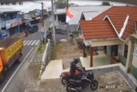 Tangkapan layar CCTV pencurian sepeda motor dinas Kades Semayu, Selomerto, Wonosobo.
