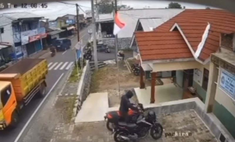 Tangkapan layar CCTV pencurian sepeda motor dinas Kades Semayu, Selomerto, Wonosobo.