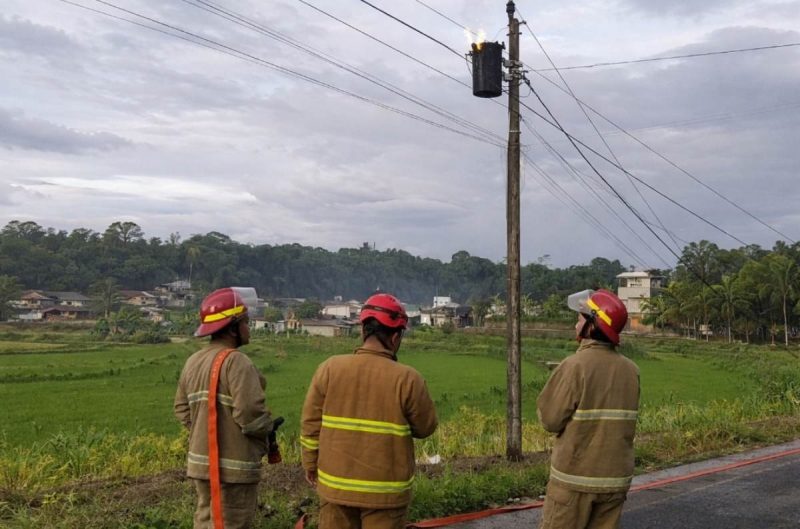 Petugas Damkar saat memadamkan travo yang terbakar.