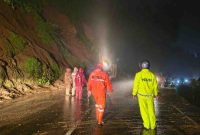 BPBD Wonosobo mengerahkan alat berat dari Bina Marga Jawa Tengah untuk membersihkan material longsor.