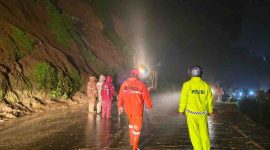BPBD Wonosobo mengerahkan alat berat dari Bina Marga Jawa Tengah untuk membersihkan material longsor.