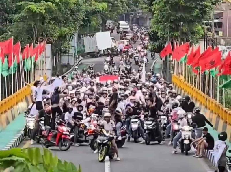 Potongan video viral pelajar di Wonosobo menutup jalan raya saat konvoi.