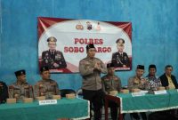Polres Wonosobo menggelar kegiatan Sobo Wargo bersama masyarakat Kelurahan Wadaslintang, Kecamatan Wadaslintang, Selasa malam (27/1/2026).