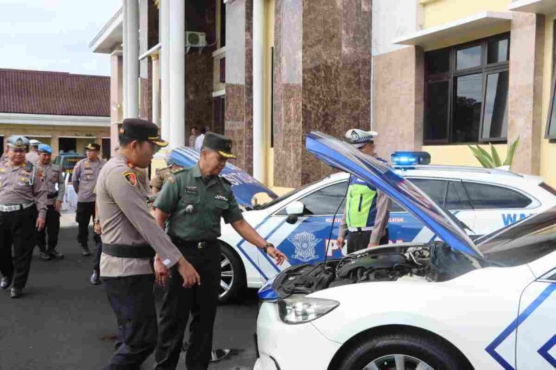 Wakapolres Wonosobo, Kompol Agustinus David Putraningtyas mengecek kendaraan Polres Wonosobo.