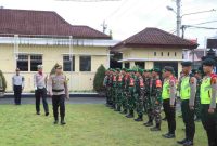 Wakapolres Wonosobo Kompol Agustinus David Putraningtyas saat mengecek kesiapan personil.