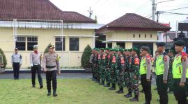 Wakapolres Wonosobo Kompol Agustinus David Putraningtyas saat mengecek kesiapan personil.
