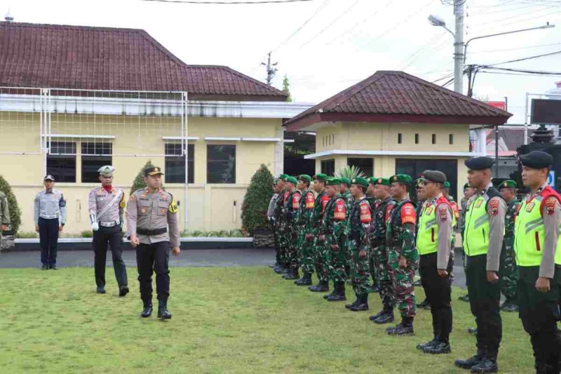 Wakapolres Wonosobo Kompol Agustinus David Putraningtyas saat mengecek kesiapan personil.