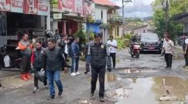 Bupati Wonosobo, Afif Nurhidayat saat mengecek jalan rusak di Watumalang saat Touring HPN 2026.
