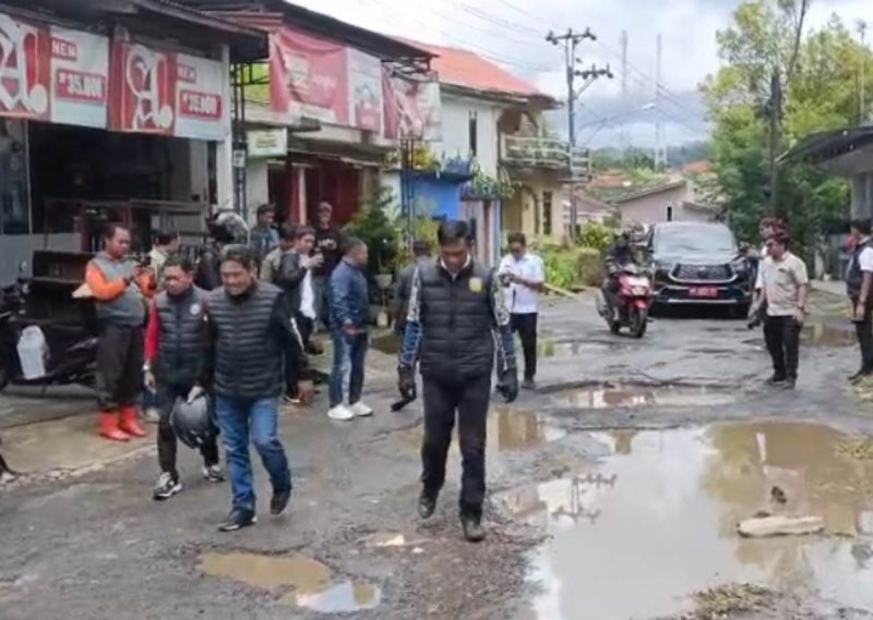 Bupati Wonosobo, Afif Nurhidayat saat mengecek jalan rusak di Watumalang saat Touring HPN 2026.