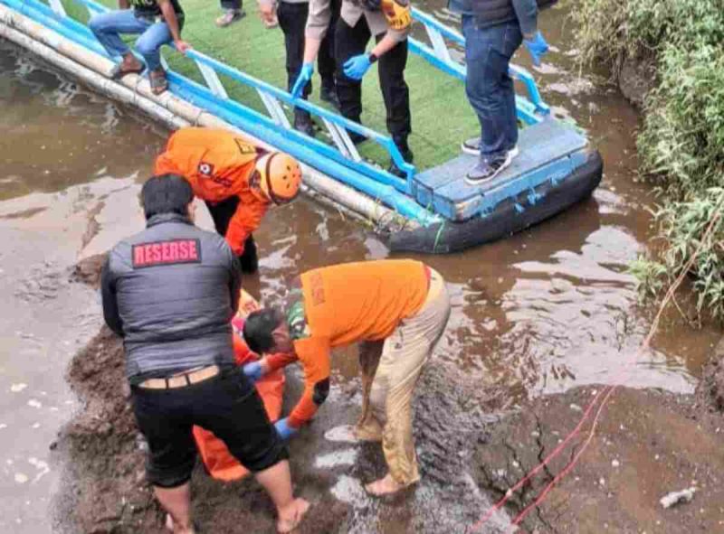 Petugas Polsek Garung saat mengevakuasi korban yang diduga tenggelam di Telaga Menjer.