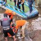 Petugas Polsek Garung saat mengevakuasi korban yang diduga tenggelam di Telaga Menjer.