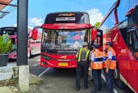 Petugas Satpantas Polres Wonosobo menggelar Ramp Check bus di Terminal Mendolo.