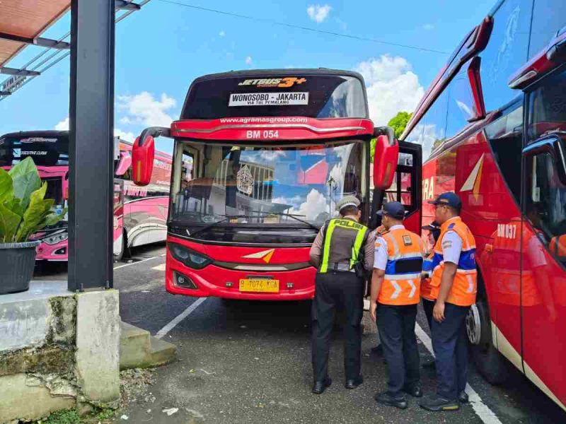 Petugas Satpantas Polres Wonosobo menggelar Ramp Check bus di Terminal Mendolo.