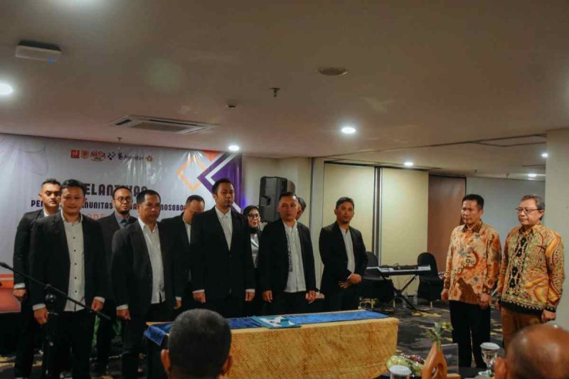 Prosesi pelantikan pengurus Komunitas Jurnalis Wonosobo (KJW) periode 2026–2029 di Hotel Horison Emerald Timoho, Yogyakarta, Senin malam (9/2/2026).