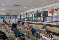 Warga sedang mengantre membayar pajak kendaraan di Samsat Wonosobo.