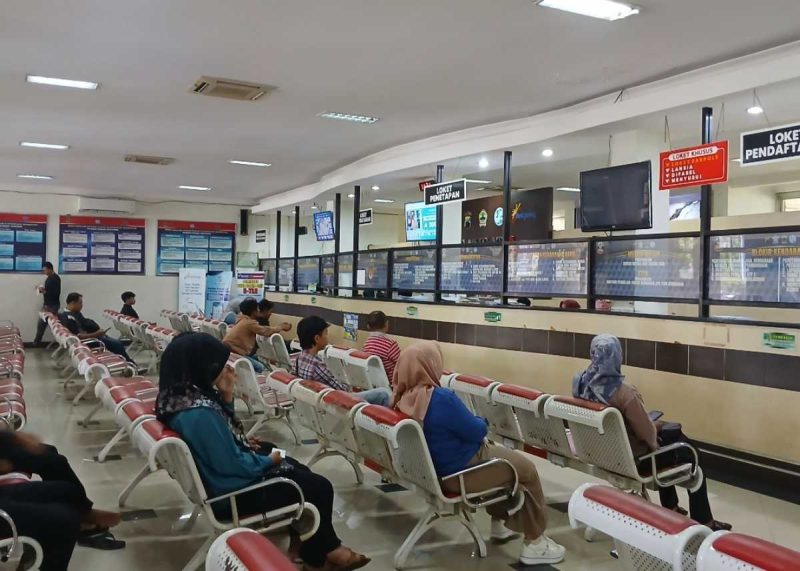 Warga sedang mengantre membayar pajak kendaraan di Samsat Wonosobo.