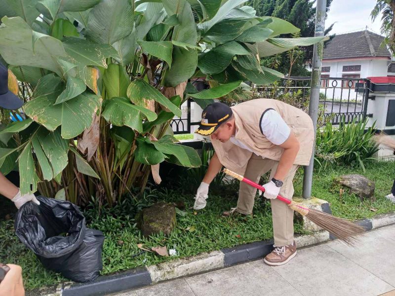Wakil Bupati Wonosobo Amir Husein memimpin aksi bersih di Alun Alun Wonosobo.
