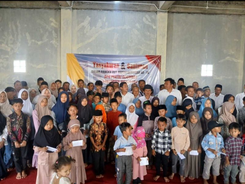 Santunan anak yatim dalam rangka HUT Partai Gerindra Wonosobo.