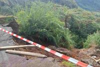 Kondisi parkiran objek wisata Curug Sikarim setelah longsor.