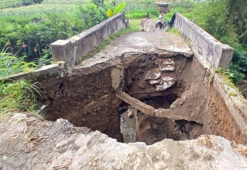 Kondisi Jembatan di Kalikajar Wonosobo yang ambrol.