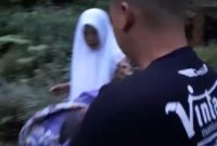 Tangkapan video saat warga menemukan bayinperempuan di pinggir jalan Desa Batursari-Ngrimpak, Sapuran, Wonosobo.