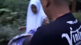 Tangkapan video saat warga menemukan bayinperempuan di pinggir jalan Desa Batursari-Ngrimpak, Sapuran, Wonosobo.