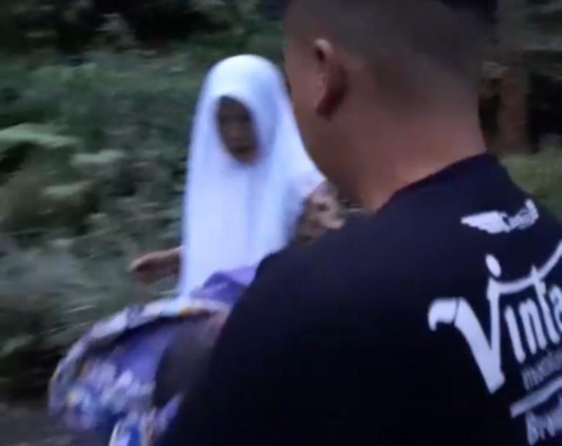 Tangkapan video saat warga menemukan bayinperempuan di pinggir jalan Desa Batursari-Ngrimpak, Sapuran, Wonosobo.