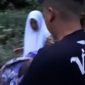 Tangkapan video saat warga menemukan bayinperempuan di pinggir jalan Desa Batursari-Ngrimpak, Sapuran, Wonosobo.