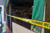 Garis polisi dipasang dilokasi petasan meledak di Kertek, Wonosobo.
