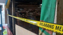 Garis polisi dipasang dilokasi petasan meledak di Kertek, Wonosobo.
