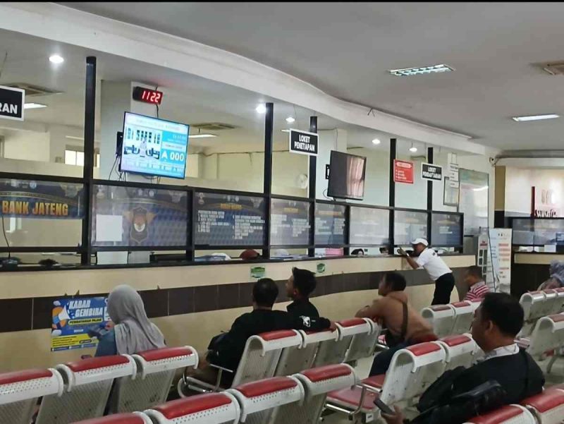 Suasana pembayaran pajak di Samsat Wonosobo.