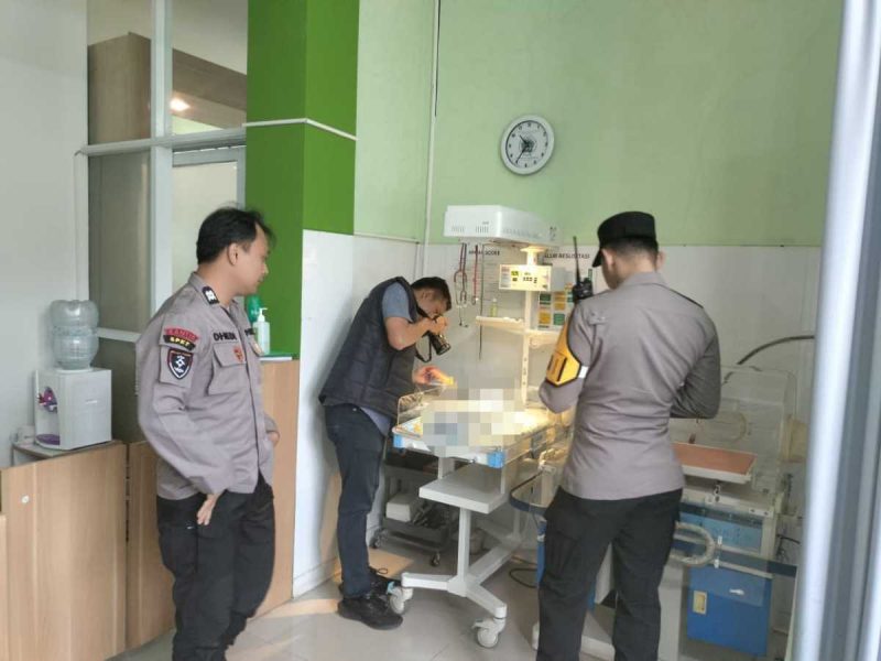 Petugas Polsek Sapuran melakukan pemeriksaan terhadap bayi perempuan yang ditemukan di pinggir Jalan Desa Batursari, Wonosobo.