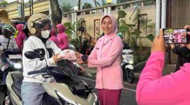 Pembagian takjil kepada pengguna jalan oleh Polres Wonosobo.