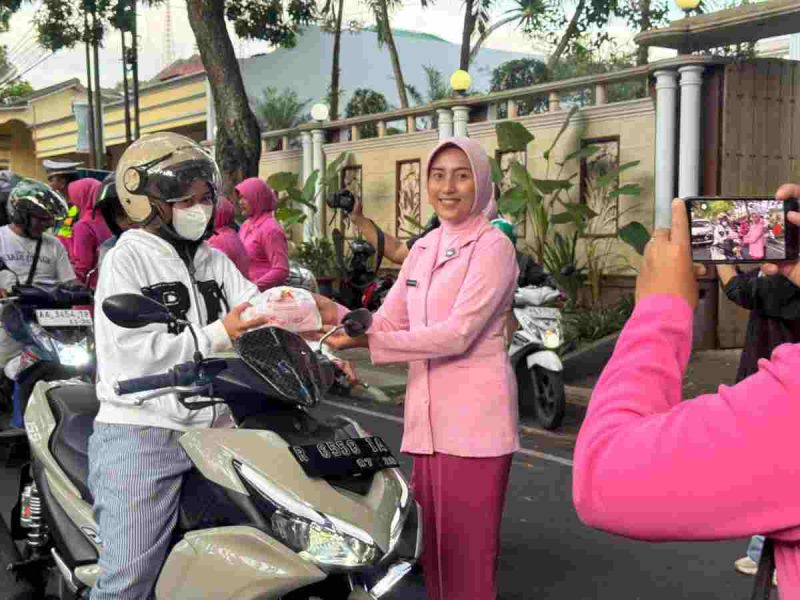 Pembagian takjil kepada pengguna jalan oleh Polres Wonosobo.