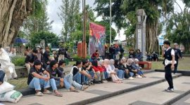 Puluhan massa mahasiswa dan komunitas menggelar aksi solidaritas di Alun-alun Wonosobo, Kamis (26/2/2026).