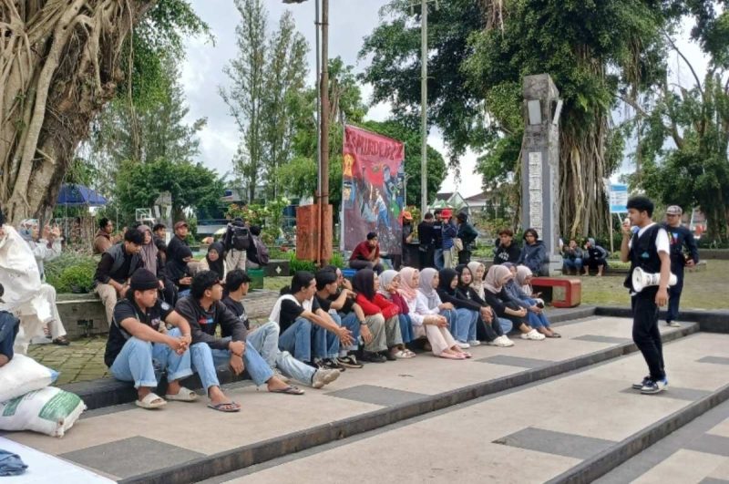 Puluhan massa mahasiswa dan komunitas menggelar aksi solidaritas di Alun-alun Wonosobo, Kamis (26/2/2026).