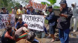 Puluhan warga menggelar aksi simbolik di ruas Jalan Kalibeber-Deroduwur tepatnya di Desa Derongisor, Kecamatan Mojotengah, Kabupaten Wonosobo, Sabtu (28/2/2026).