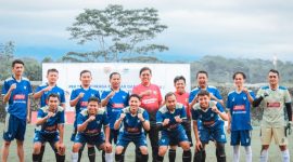 Tim Sepakbola KJW berfoto bersama Bupati Afif Nurhidayat.