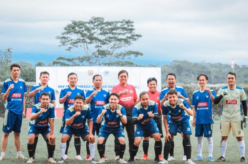 Tim Sepakbola KJW berfoto bersama Bupati Afif Nurhidayat.